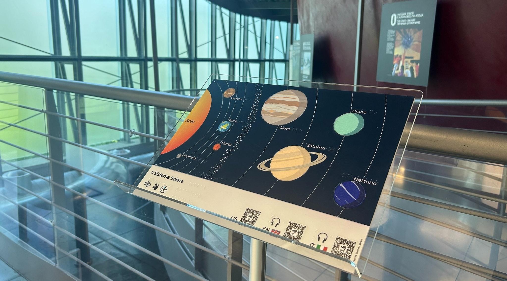 Una tavola visivo-tattile, presso il Planetario di Torino, riproduce il sistema solare.